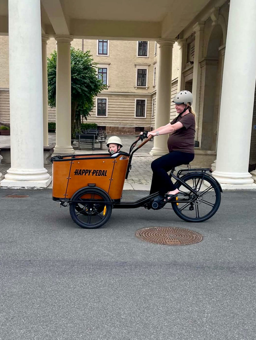 Lene på tur med sin søn i Happy Pedal Cargo